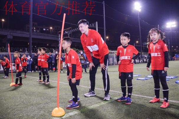 燕京啤酒2022中国足协杯“种子计划”再次走进成都，小球员攻破前国门耿晓峰大门